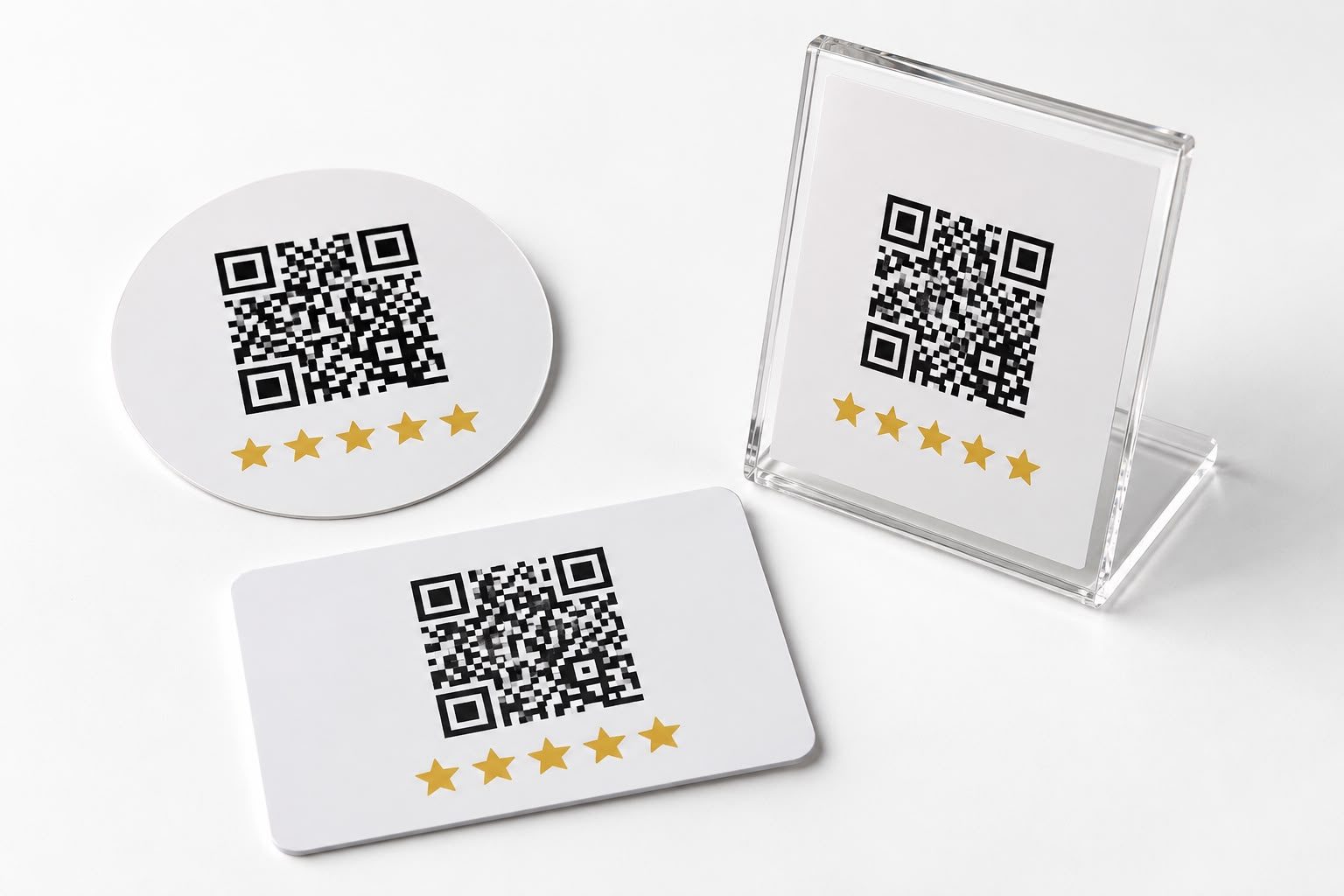 Los tres formatos de la tarjeta de reseñas sobre fondo blanco: pegatina redonda, tarjeta rectangular y soporte de metacrilato para mostrador